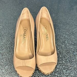 CHANEL Nude Peep-Toe Leather Pumps with Chain Trim